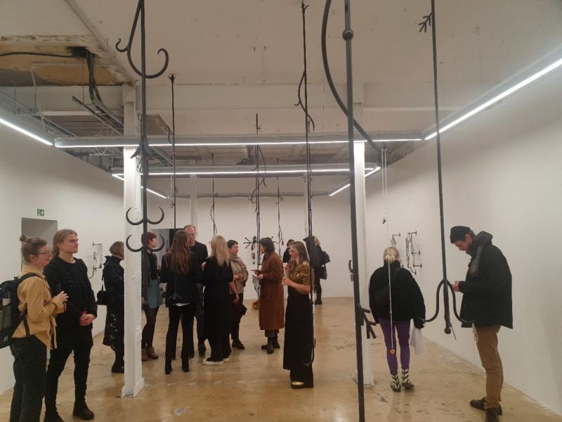 Paiet garām, atstāt pēdas